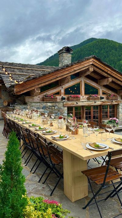 The table is set at Eleven Chalet Pelerin, our hidden gem in the French Alps.
📷 : @juliedesage, El
